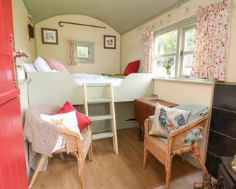 Sweet Briar Shepherds Hut - Brecon - Bedroom