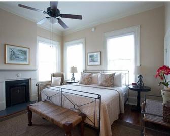 Large Historic Home w\/ Parking Close to Forsyth Park by Lucky Savannah - Savannah - Bedroom