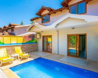 Villa Kelebek Paradise - 오르타카 - 수영장