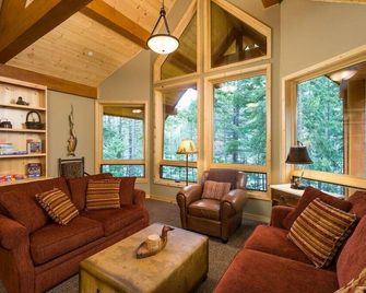 Stunning Luxury w/Hot tub & Amazing Views on Private Lake - Bend - Bend - Living room