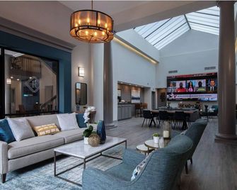 Landing | Chic 1bd, Gym, Pool - Huntsville - Lounge