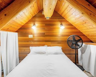 Penn Cove Overlook by Avantstay Cabin w/ Views - Oak Harbor - Slaapkamer