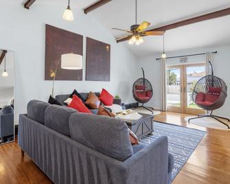 Ac Beach Farmhouse Retreat - 5bd 2ba - Atlantic City - Sala de estar