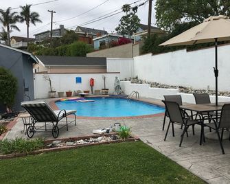Lovely cottage 2 miles from the beach in quiet neighborhood - Torrance - Pool