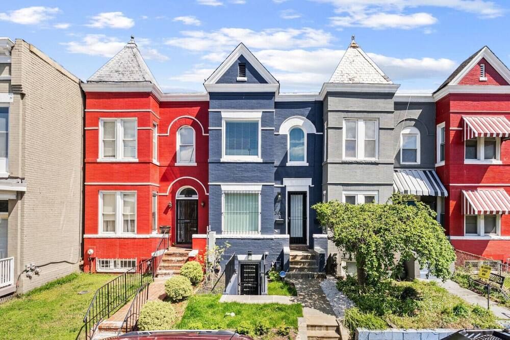 Designer 3-Bedroom Home with King Bed, Family-Friendly, Columbia Heights - Washington D. C.