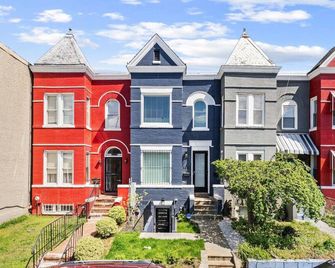 Designer 3-Bedroom Home with King Bed, Family-Friendly, Columbia Heights - 華盛頓