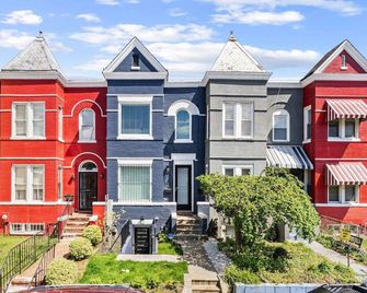 Designer 3-Bedroom Home with King Bed, Family-Friendly, Columbia Heights - Washington D. C.