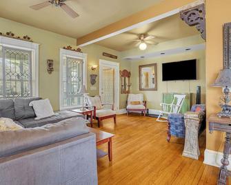 A Bonnie Place - Oneonta - Obývací pokoj