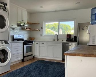 ADU with Private Treehouse Vibe! 2br, 1 bath top level of 2-floor ADU. - Santa Monica - Kitchen