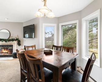 Mount Snow Condo: 4 min Walk to Sundance Lift (High Speed - 6 Seat) - Dover - Essbereich