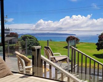 Opito Bay beach front Holiday Home - Opito Bay - Balcon