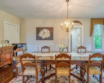 Historical Monroe Manor - Arbor Room - South Haven - Dining room