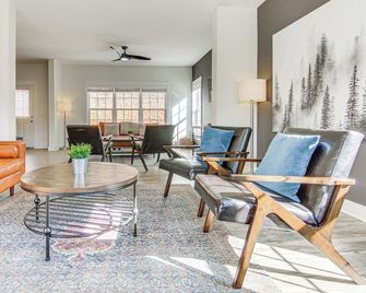Family Holiday Retreat! Mtn-View Blue Ridge Home - Marion - Living room