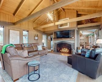 Stunning Waterfront Home, w/ Private Hot Tub, Private Swimming area, & Fire pit! - Clinton - Sala de estar