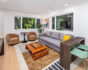 Secret Hideaway - New Custom Built Home - Seattle - Living room