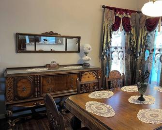 Come enjoy the Victorian charm of this beautiful home. - La Junta - Essbereich