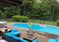 Adorable 2-bedroom place with a hot tub - Manchester - Pool