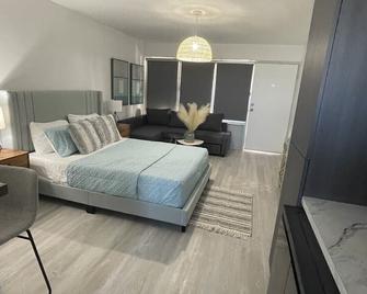Ocean breeze condo on the beach (Recently remodeled) - Daytona Beach - Habitación