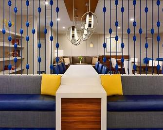 Enjoy Free Breakfast and Seasonal Pool! Discover a Charming Stay in Princeton! - Franklin Park - Лаунж