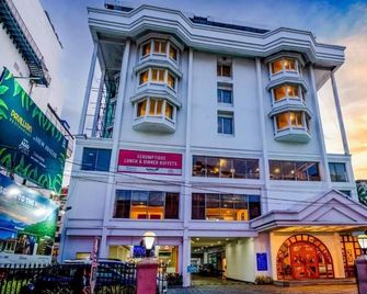 Hotel Abad Plaza - Kochi - Building