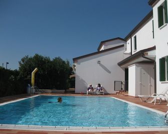 Tamerici - קאבאלינו טרפורטי - בריכה