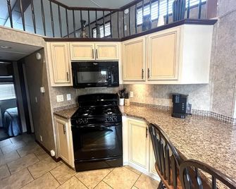 Lakefront Cottage on Norris Lake - Tazewell - Kitchen