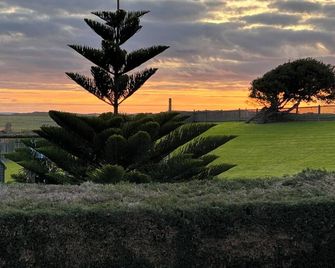 Sails - elegant, spacious beach villa - Port Fairy - Outdoor view