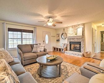 Tranquil Nashville Getaway: 29M to City! - Springfield - Living room