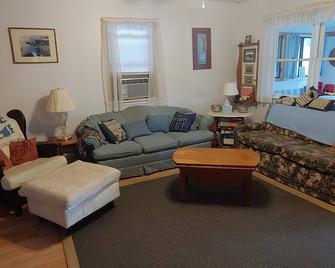 'Cozy Cove' Cottage on Lake Carey - Tunkhannock - Living room