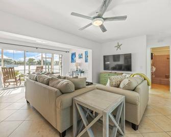 Bay Haven - Anna Maria - Living room