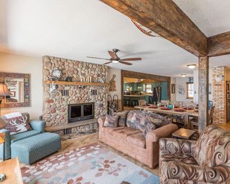 Hot tub, fishing, lake front-relax! retreat Sleeps 20 - Deerwood - Living room