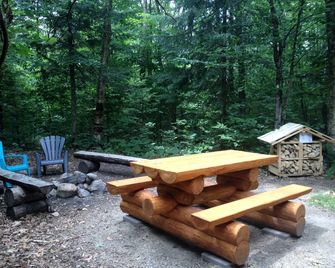 Unique and Eco-Friendly Hobbit-Themed Rental in Quebec, Canada - Nominingue - Binnenhof