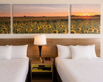 Days Inn by Wyndham Topeka - Topeka - Slaapkamer