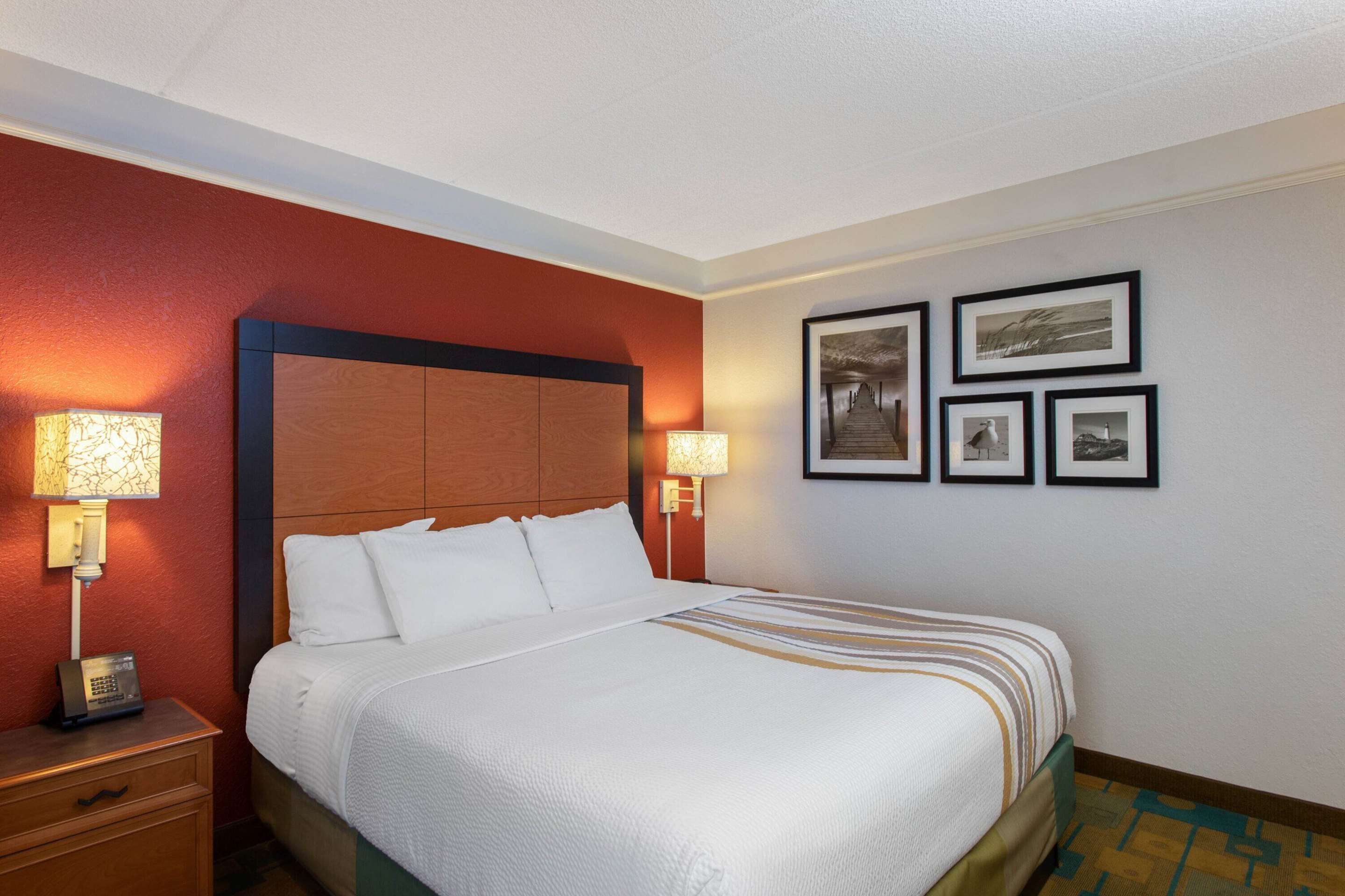 Bedroom view of La Quinta Inn & Suites by Wyndham Jacksonville Butler Blvd