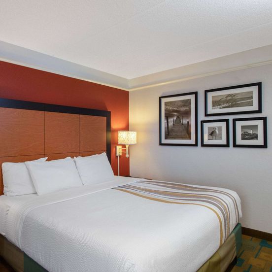 Bedroom view of La Quinta Inn & Suites by Wyndham Jacksonville Butler Blvd