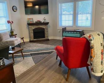 The Hot Rod Suite at Snooze and Cruise Apartments - Williamston - Living room
