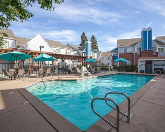Residence Inn by Marriott Sacramento Airport Natomas - סקרמנטו - בריכה