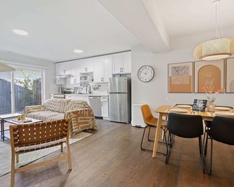 Designer Daylight Basement: Near Edmonds Downtown - Edmonds - Dining room