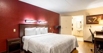 Red Roof Inn Plus+ St Louis - Forest Park/ Hampton Ave - St. Louis - Bedroom