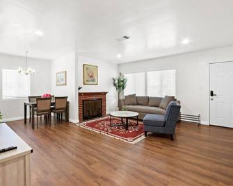 Blissful & Comfy Cove - Pomona - Living room