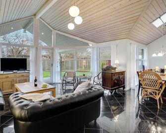 Cozy home in Slagelse with kitchen - Slagelse - Вітальня