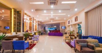 Daima Hotel Padang - パダン - ロビー