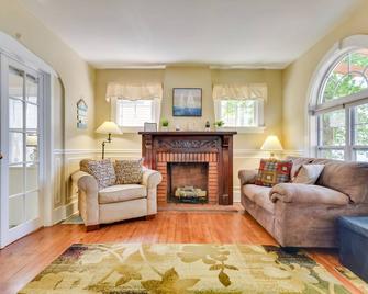 Turtle Cove Bay Beach House about 13 Mi to Buffalo! - Lake View - Living room