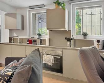 Stuttgarter Apt mit Terrasse für 4 Pers - Stuttgart - Kitchen