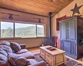 Cripple Creek Mountain Getaway w/ Hot Tub & Views! - Cripple Creek - Huiskamer