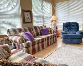 5 Bedroom Beach House in Old Homestead - Huron - Living room