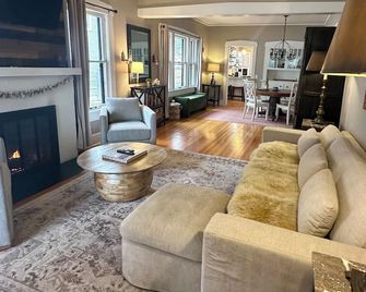 Quaint Downtown 1920's Bungalow In The Historic Old North End Neighborhood - Colorado Springs - Living room