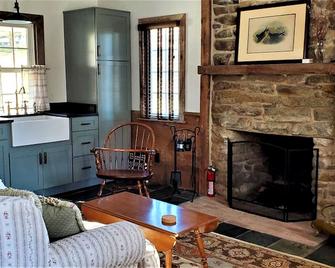 Historic Cabin near Luray Caverns Perfect for a Family Vacation in Virginia - Sperryville - Sala de estar