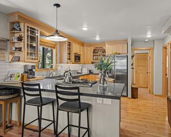 Cozy Rustic Cabin w/ Desk | 2 Queen Beds, Near Rec Center and Ski Resort - Truckee - Cocina