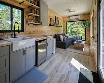 Långhus at Midgard Farms w/ Hot Tub! - Shell Lake - Cocina